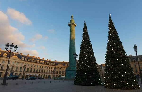 Napoleon Bonaparte heykeli olan Vendome köşesi, Fransa, Paris ve Noel için dekore edilmiş. Vendome sütununda 425 sarmal bronz plaka var..