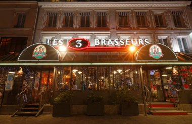 Reims, Fransa... 4 Aralık 2021: Les 3 Brasseurs, Reims 'de, tren istasyonuna yakın, canlı Erlon Meydanı' nda bulunan geleneksel bir Fransız restoranıdır..