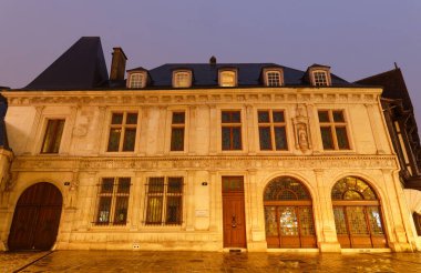 Hotel de la Cloche, Crossbow 'un Rue de Arbalete sokağında yer alan bir oteldir. 1545 'te inşa edilmiş. Reims. Şampanya bölgesi Fransa.
