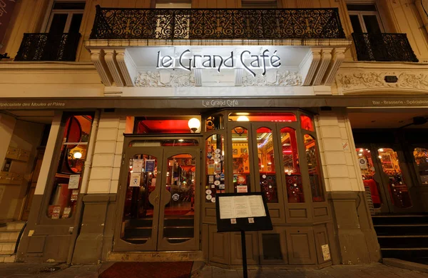 Reims, Fransa - 4 Aralık 2021 Grand Cafe, Reims 'de, tren istasyonuna yakın, canlı Erlon meydanında bulunan geleneksel bir Fransız restoranıdır..