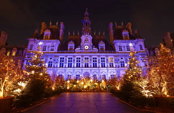 Paris Belediye Binası kış tatili için Noel ağaçlarıyla süslenmiş. Avrupa konseptinde kış seyahati ve turist eğlenceleri. Kutlama geçmişi. Paris mi? Fransa.