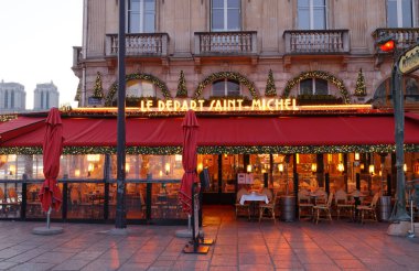 Paris, Fransa - 18 Aralık 2021: Saint Michel 'in geleneksel Fransız Kafesi 2021 Noel' i için dekore edilmiştir. 18 Aralık 2021 'de Paris' in Saint German bölgesinde yer almaktadır..