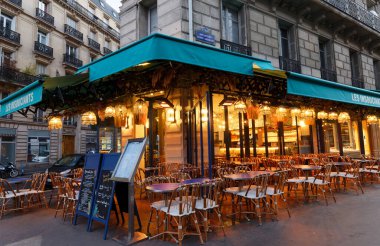 Paris, Fransa - 18 Aralık 2021: Geleneksel Fransız Kafesi Les Insouciants Noel 2021 için dekore edildi. 18 Aralık 2021 'de Paris' in Saint German bölgesinde yer almaktadır..
