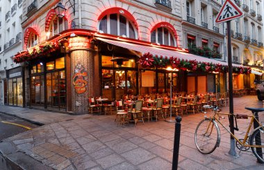 Paris, Fransa - 18 Aralık 2021: Geleneksel Fransız Kafe Bar du Marche 2021 Noel 'i için dekore edilmiştir. 18 Aralık 2021 'de Paris' in Saint German bölgesinde yer almaktadır..