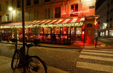 Paris, Fransa-23 Aralık 2021: Le Bonoparte 'nin 2021 Noel' i için dekore ettiği ünlü restoran. Saint-Germain Bulvarı 'nda. .