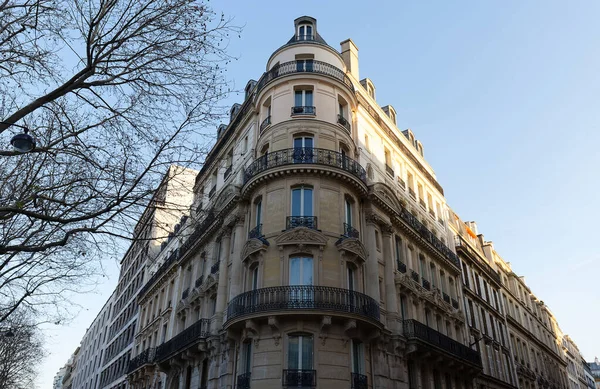 Homlokzat Hagyományos Francia Ház Jellegzetes Erkéllyel Ablakokkal Párizs Franciaország — Stock Fotó