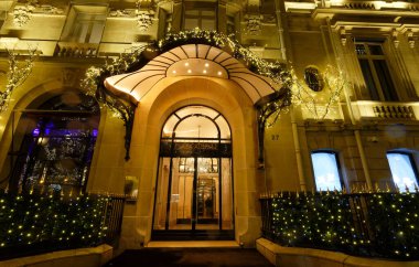 Paris, Fransa-29 Aralık 2021: The Hotel Plaza Athenee 2021 Noel 'i için dekore edilmiştir. Paris, Fransa 'da Brunei' ye ait tarihi bir lüks oteldir. Montaigne Bulvarı 'nda, Champs-Elysees yakınlarında, Paris' in 8. semtinde yer almaktadır. .
