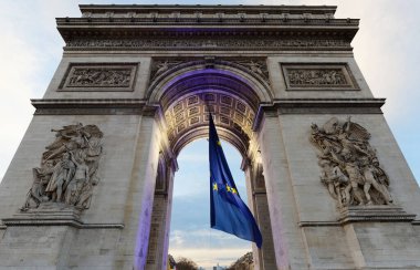 Zafer Kemeri Avrupa bayrağı ile süslenmiş, Paris, Fransa. Paris 'teki en ünlü anıtlardan biridir. Fransa için savaşıp ölenleri onurlandırıyor..