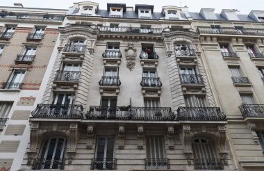 Tipik balkon ve pencereli geleneksel Fransız evinin ön cephesi. Paris, Fransa.
