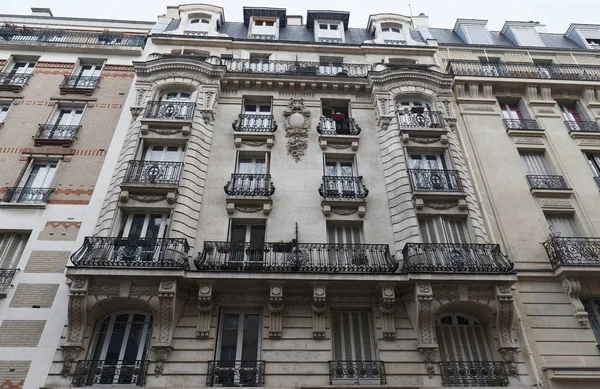 Fachada Casa Tradicional Francesa Con Balcones Ventanas Típicas París Francia —  Fotos de Stock