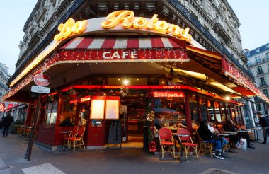 Paris, Fransa - 31 Aralık 2021 La Rotonde de Trinite, Paris 'in 9. Bölgesi' nde d 'Estienne d' Orves Meydanı 'nda bulunan geleneksel bir Fransız kafe. 31 Aralık 2021.