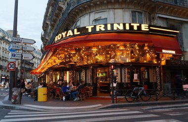 Paris, Fransa - 31 Aralık 2021 Royal Trinite, Paris 'in 9. Bölgesi' nde d 'Estienne d' Orves Meydanı 'nda bulunan geleneksel bir Fransız kafesidir. 31 Aralık 2021.