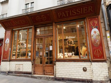 PARIS, FRANCE - 31 Aralık 2021: 31 Aralık 2021 'de Paris' in 19. Bölgesi 'nde, Buttes Chaumont parkı yakınlarındaki Poilane' de bulunan vintage pastanesi.