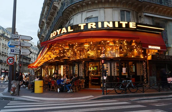 Paris, Fransa - 31 Aralık 2021 Royal Trinite, Paris 'in 9. Bölgesi' nde d 'Estienne d' Orves Meydanı 'nda bulunan geleneksel bir Fransız kafesidir. 31 Aralık 2021.