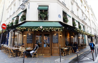 Paris, Fransa-05 Ocak 2022: Geleneksel Fransız Kafesi Bistrot Parisien 2021 Noel 'i için dekore edilmiştir. 5 Ocak 2022 'de Paris' in Marais ilçesinde yer almaktadır..