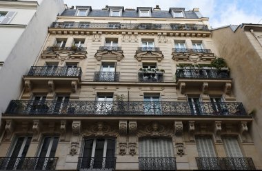 Tipik balkon ve pencereli geleneksel Fransız evinin ön cephesi. Paris, Fransa.