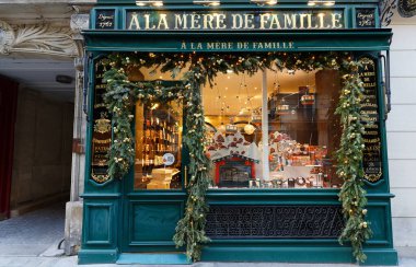 Paris, Fransa - 5 Ocak 2022: A la Mere de Famille Paris 'in en eski çikolata dükkanıdır. Mağaza ilk olarak 1761 yılında Faubourg Montmartre caddesinde açıldı. Ocak 05, 2022.