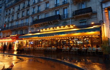 Paris, Fransa-08 Ocak 2022: Geleneksel Fransız restoranı Le Cristal. Paris 'in 17. Bölgesi' nde 8 Ocak 2022 'de Zafer Anıtı yakınlarında yer almaktadır..