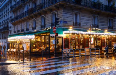 Paris, Fransa-08 Ocak 2022: Geleneksel Fransız restoranı Le Vin Coeur. Paris 'in 17. Bölgesi' nde 8 Ocak 2022 'de Zafer Anıtı yakınlarında yer almaktadır..