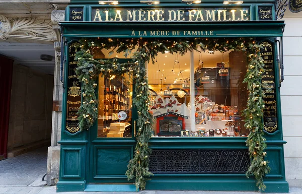 Paris, Fransa - 5 Ocak 2022: A la Mere de Famille Paris 'in en eski çikolata dükkanıdır. Mağaza ilk olarak 1761 yılında Faubourg Montmartre caddesinde açıldı. Ocak 05, 2022.