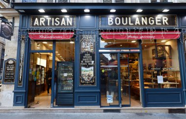 PARIS, FRANCE - 24 Ocak 2022: 24 Ocak 2022 'de Paris' in 10. Bölgesi 'nde bulunan klasik fırın ve pasta dükkanı Aux Peches Normands.