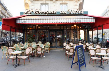 Paris, Fransa-24 Ocak 2022: Tipik Fransız kafe restoranı barı Le buquet du Nord. 24 Ocak 2022 'de Gare de Nord tren istasyonunun yanındaki Maubeuge caddesinde yer almaktadır..
