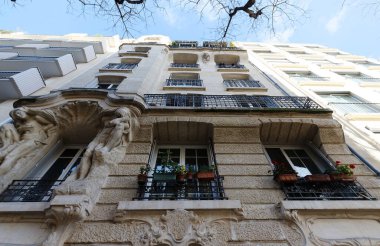 Tipik balkon ve pencereli geleneksel Fransız evinin ön cephesi. Paris, Fransa.