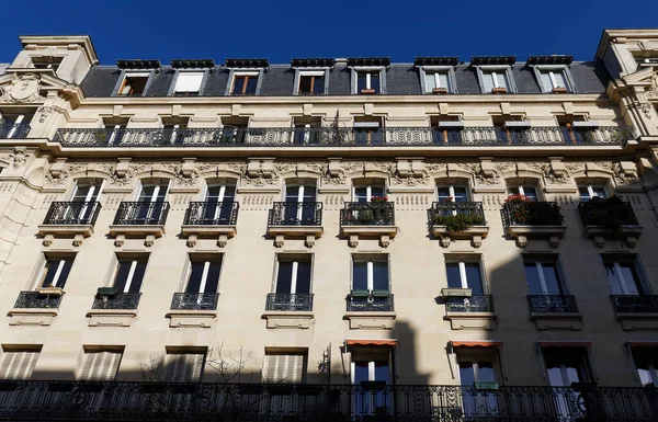 Fasaden Traditionella Franska Hus Med Typiska Balkonger Och Fönster Paris — Stockfoto