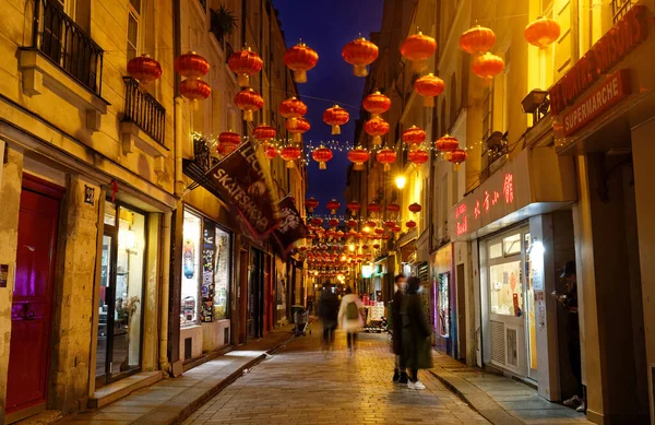 PARIS, FRANCE - ŞUBAT 01, 2022: Paris 'in Marais ilçesinde bulunan Au Maire sokağı Çin' in 3. Yeni Yıl kutlamaları için geleneksel kırmızı fenerlerle süslendi.