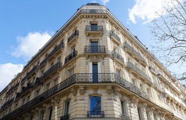 Geleneksel Fransız evinin çiçek desenli tipik balkonları ve pencereleri. Paris, Fransa.