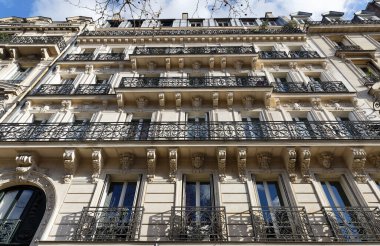 Tipik balkon ve pencereli geleneksel Fransız evinin ön cephesi. Paris, Fransa.