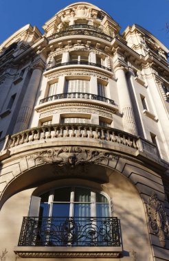 Tipik balkon ve pencereli geleneksel Fransız evinin ön cephesi. Paris, Fransa.