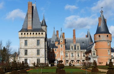 Fransa, Eure ve Loir bölgesinde bulunan Maintenon 'un pitoresk kalesi. Şatonun inşaatı 12. yüzyılda başladı ve yaklaşık 18. yüzyılda sona erdi..