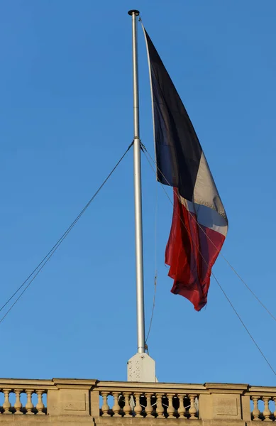 Bandiera Nazionale Della Francia Pennone Davanti Cielo Blu Parigi Francia — Foto Stock