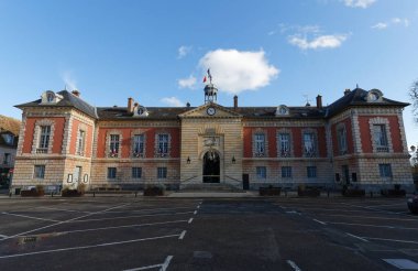 Rambouillet belediye binası 1785 ve 1787 yılları arasında 16. Louis 'in isteği üzerine inşa edilmiş bir adliyeydi. 1809 'da Napolyon binayı şehre bağışladı. Rambouillet. Fransa.
