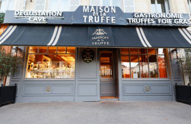 Paris, Fransa-Şubat 07, 2022: The Maison de la Truffe, yer mantarı ve mantar ürünlerinin çeşitli çeşitlerini sunmaktadır. Paris 'teki Madeleine Meydanı' nda..