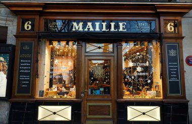 Paris, Fransa-07 Şubat 2022: Paris 'in merkezinde, Place de la Madeleine, güzel bir Maille butiği bulunuyor. Ayırt edici, karmaşık ve cüretkar aromalı hardal şişeleri sunuyor..