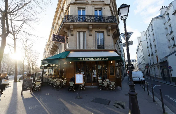 フランス 2022年2月7日 Reveilバスティーユはパリの4区のバスティーユ広場地区にある伝統的なフランス料理レストランです — ストック写真