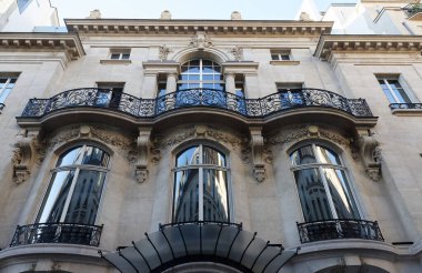 Tipik balkon ve pencereli geleneksel Fransız evinin ön cephesi. Paris, Fransa.