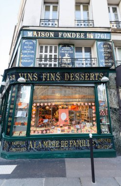 Paris, Fransa - 9 Şubat 2022 A la Mere de Famille Paris 'in en eski çikolata ve pastanesidir. Mağaza 1761 yılında Faubourg Montmartre caddesinde açıldı..