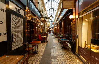 PARIS, FRANCE - 09 Şubat 2022: Passage des Panoramas Paris 'in tarihi merkezindeki en eski pasajdır. Passage 1800 yılında Lüksemburg Dükü Mareşal de Montmorency 'nin konutunda açıldı..