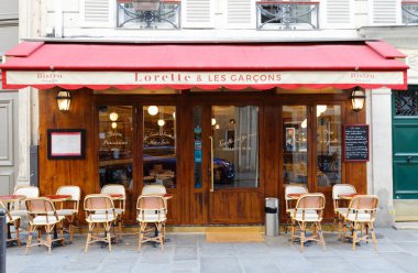 Paris, Fransa-09 Şubat 2022: Lorette les garcons, St. Paris 'te yer alan geleneksel bir Paris restoranıdır. Lazare sokağı, Paris 'in 9. bölgesinde..