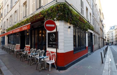 Paris, Fransa-09 Şubat 2022: Cafe Blabla, Paris 'in 9. bölgesinde Blanche Caddesi' nde bulunan geleneksel bir Fransız kafesidir..