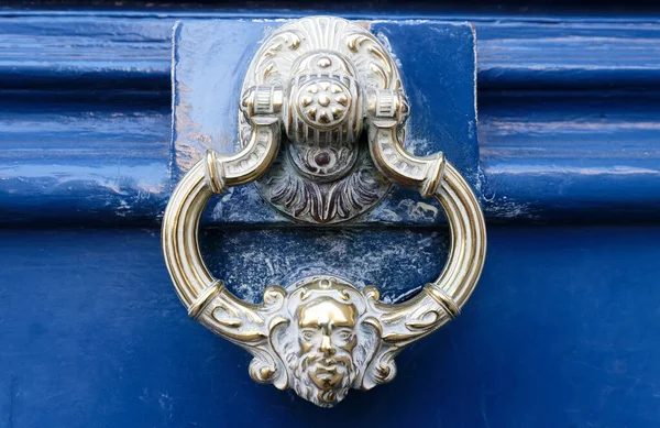 Ευρωπαϊκή Vintage Παλιό Μέταλλο Σφυρήλατο Σιδερένια Πόρτα Knocker Λεπτομέρεια Σχεδίου — Φωτογραφία Αρχείου