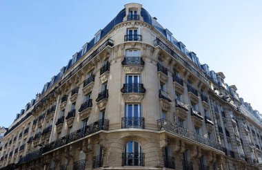 Tipik balkon ve pencereli geleneksel Fransız evinin ön cephesi. Paris, Fransa.