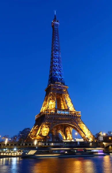 2022年2月27日 法国巴黎 在俄军入侵后 巴黎的埃菲尔铁塔闪烁着乌克兰国旗的蓝色和黄色 以表示对基辅的声援 — 图库照片