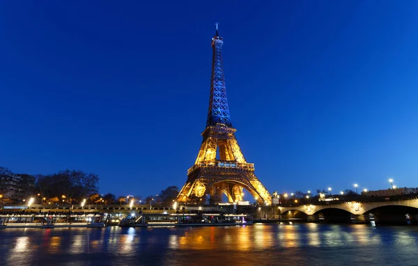 Paris Frankrike Februari 2022 Eiffeltornet Paris Upplystes Med Den Ukrainska — Stockfoto