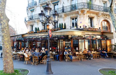 Paris, Fransa-27 Şubat 2022: Geleneksel Fransız restoranı Le Metro, Saint Germain Bulvarı 'nda, Paris' in 5..
