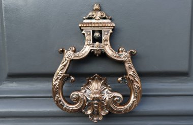 Avrupa yapımı eski metal dövmeli demir kapı tokmağı. Tasarım ayrıntıları. Paris. Fransa.