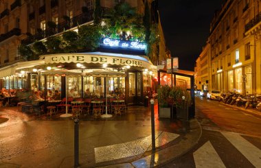 Paris, Fransa... 11 Mart 2022, yağmurlu bir akşamda ünlü Cafe de Flore. Saint-Germain Bulvarı 'nda. .